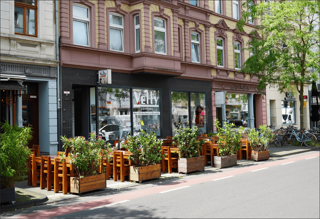Friseursalon Velly Coiffure in Koeln-Ehrenfeld von außen zu sehen an einem sonnigen Tag
