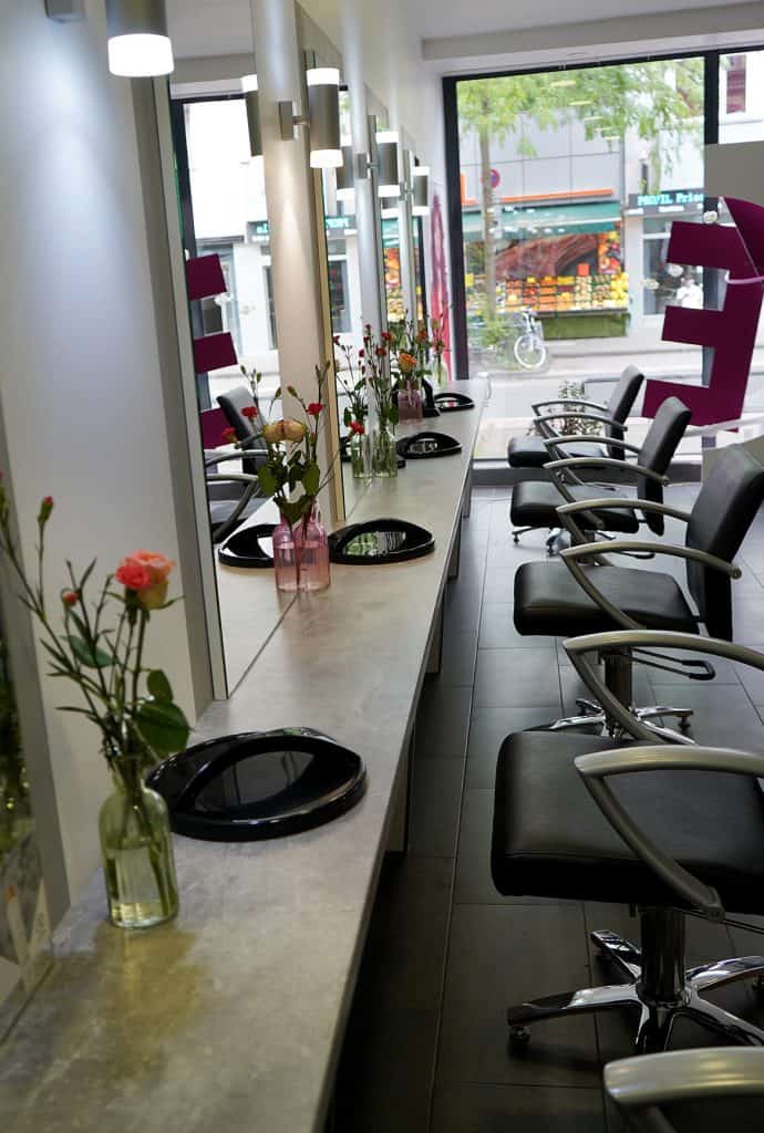 Friseursalon Velly Coiffure in Koeln-Ehrenfeld von innen zu sehen mit Frisierstühlen vor den Spiegeln zu sehen