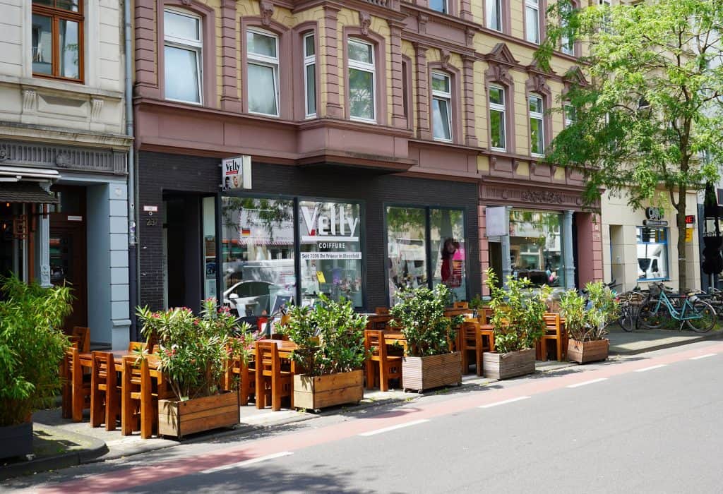Friseursalon Velly Coiffure in Koeln-Ehrenfeld von außen zu sehen an einem sonnigen Tag